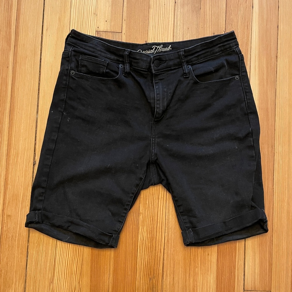 High-rise Bermuda shorts.